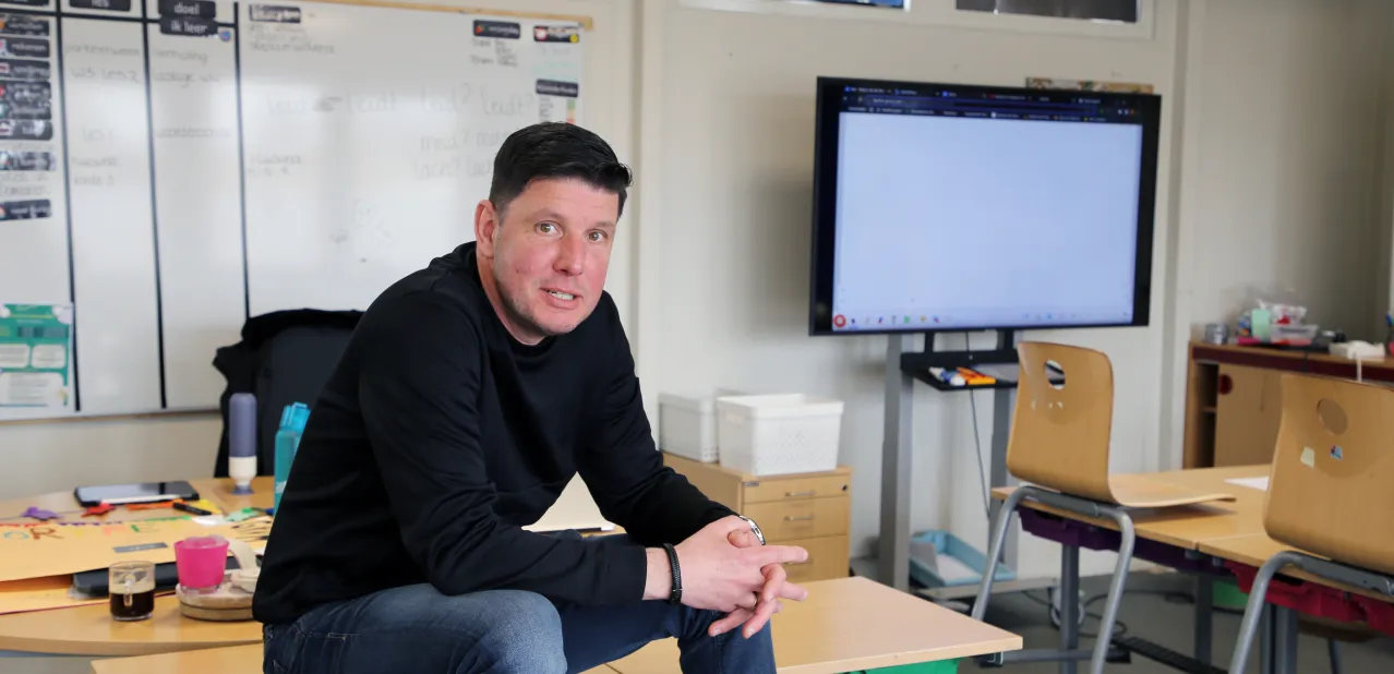 Robert van der Werf als docent in zijn klas